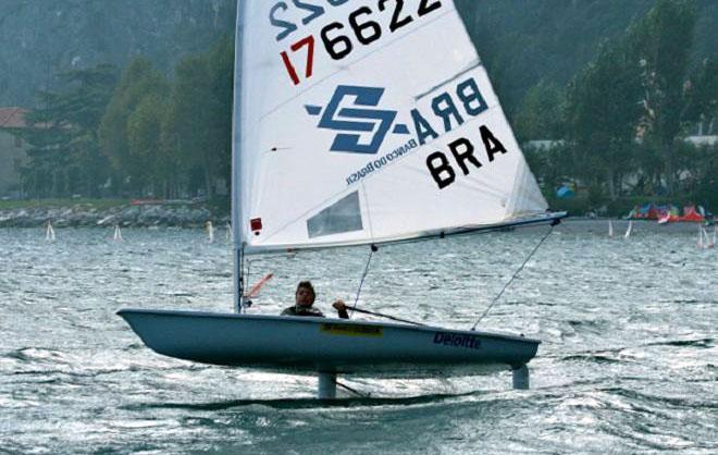 Shaun Priestly foiling at Lake Garda in Italy © Glide Free